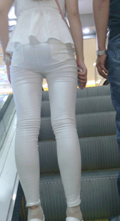 性感白紧布裤上电梯