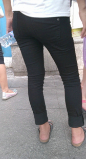 黑裤小少妇在等人