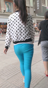 蓝裤包臀少妇内痕紧