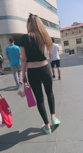 黑裤小少妇很丰满