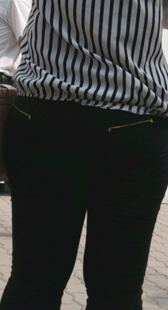 紧身黑裤少妇大屁股