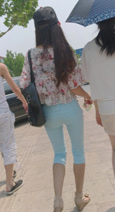 蓝裤深沟小少妇