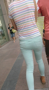 街拍包臀超紧布裤小妹