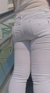 大屁股白紧裤上电梯