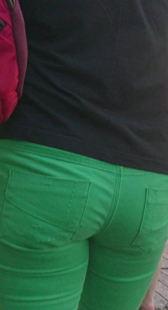 绿裤紧身小少妇