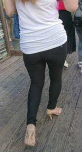 小少妇屁股太大走路变形