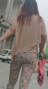 花裤圆臀小少妇