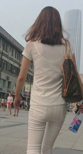 白裤小少妇扭成这样