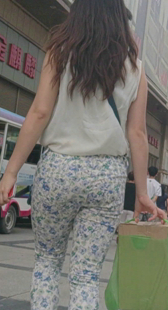 街拍花裤大屁股少妇
