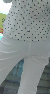 地铁白紧布裤少妇