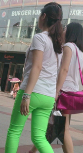 超紧绿裤包臀内痕明显