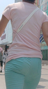 蓝裤小少妇走路变形