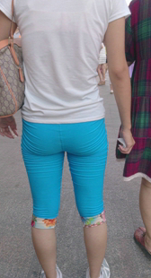 紧身蓝裤有点下垂