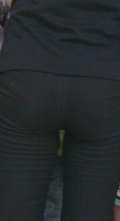 大屁股黑紧裤少妇