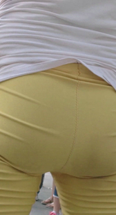 超紧黄裤圆臀真性感