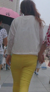 黄裤打底小少妇