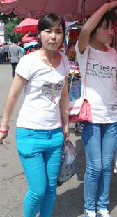 蓝裤小妹真年轻