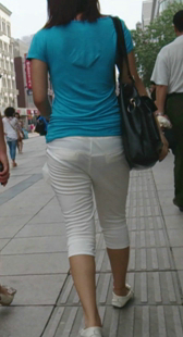 白裤小少妇走路变形