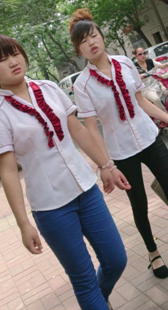 街拍两布裤小妹