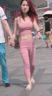 靓丽粉裤大屁股少妇