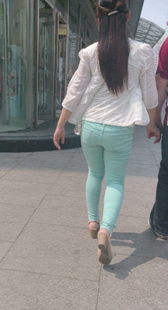 蓝紧布裤少妇很会扭