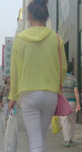 街拍高挑白紧布裤内痕明显