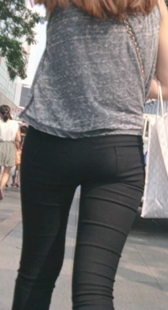 街拍黑裤紧身视频