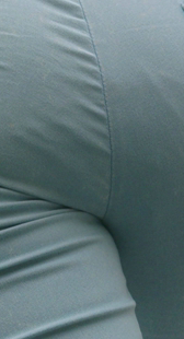 大屁股蓝裤上楼梯