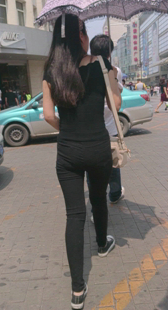 街拍打底裤内痕明显