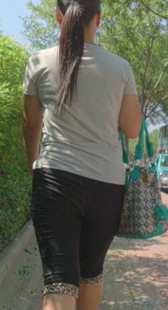 黑裤少妇就是会扭