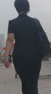 街拍黑紧制服少妇