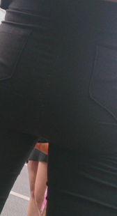 大屁股黑裤上电梯