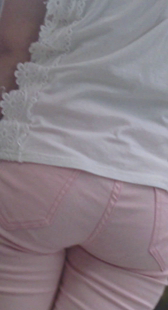 地铁粉裤包臀少妇