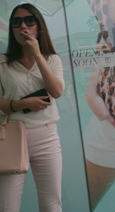 大屁股白裤小少妇还抽烟