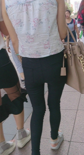 街拍宽臀黑紧裤