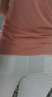 地铁包臀白紧裤少妇