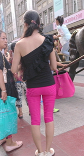 街拍粉布裤翘臀