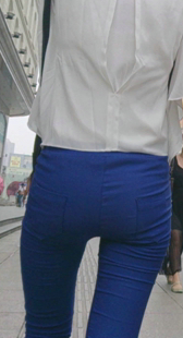 街拍蓝色紧身裤少妇