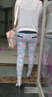 花裤大屁股往下榻