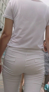 街拍圆臀紧身布裤