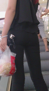 长腿黑裤上电梯