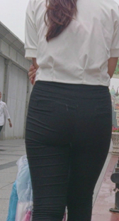 街拍两黑裤少妇