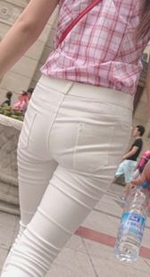 街拍超紧白裤少妇内痕明显