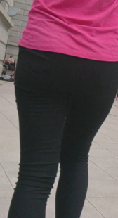 街拍黑裤红衣少妇