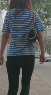 街拍黑裤小妹视频