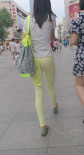 街拍黄裤小少妇