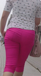 街拍红紧裤大屁股