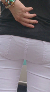 白紧布裤扭成这样