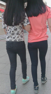 街拍两黑裤姐妹
