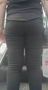 大屁股黑裤少妇上电梯